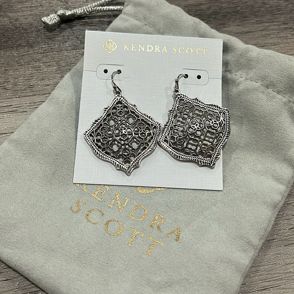 Beautiful Kendra Scott earrings!